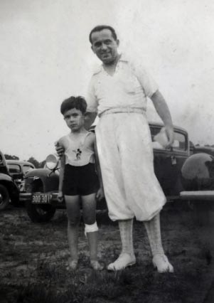 اروین-یالوم-در-کودکی-به-همراه-پدرش