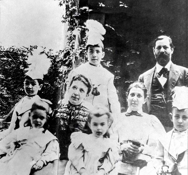 زیگموند و مارتا فروید به همراه شش فرزندشان