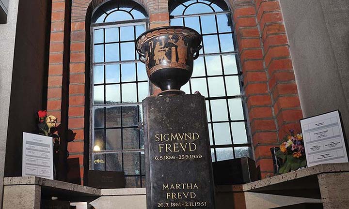 سنگ مزار زیگموند فروید و مارتا فروید در لندن