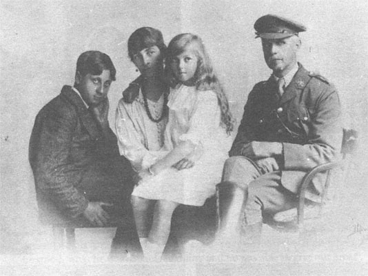 جورج اورول و خانواده اش در کودکی