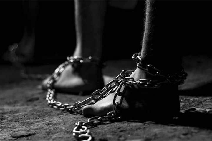 برده زنجیر زندانی